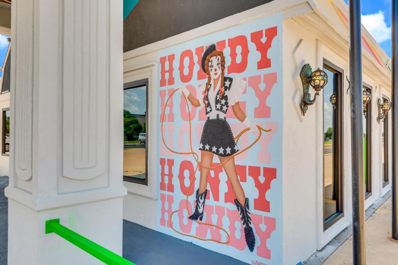 Hotel Mccoy - Art, Libations, Pool Society College Station Exterior foto